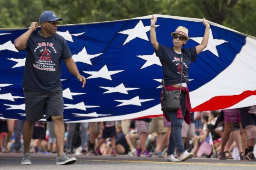 Varios desfiles se celebraron este lunes en Washington, a solo unas pocas calles de la Casa Blanca, donde cientos de personas se congregaron para admirar las carrozas y las bandas.
