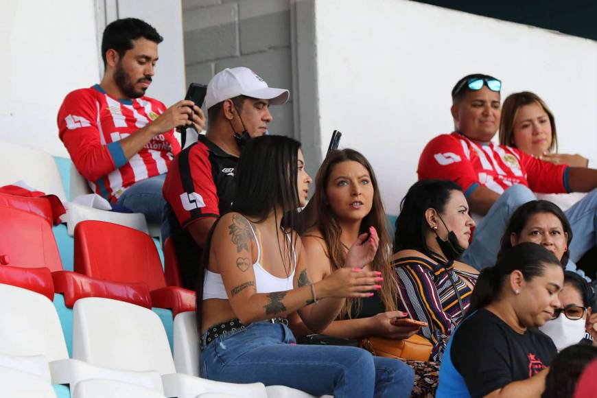 Bellezas y espectáculo de la Ultra Fiel: El ambientazo en la final de ida Olimpia-Alajuelense