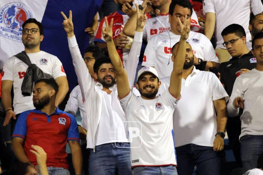 Abarrotado de aficionados del Olimpia luce el estadio Nacional Chelato Uclés.