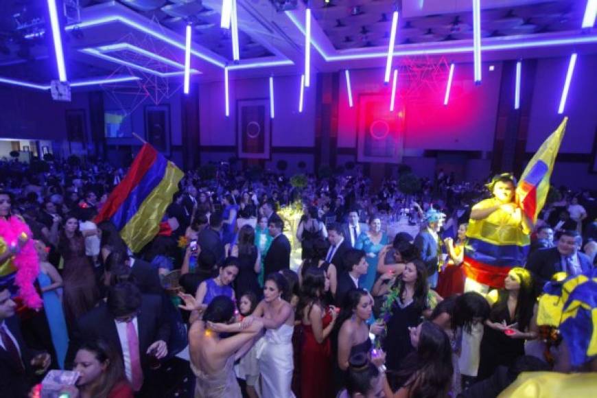 Los carnavales fueron por temática de paises. El colorido de Colombia fue uno de los más llamativos de la noche.
