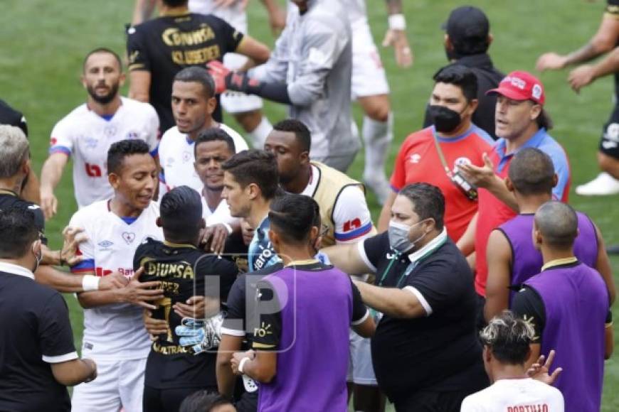 Los jugadores y cuerpo técnico de Olimpia y Motagua protagonizaron una vergonzosa pelea en la cancha del estadio Red Bull Arena.