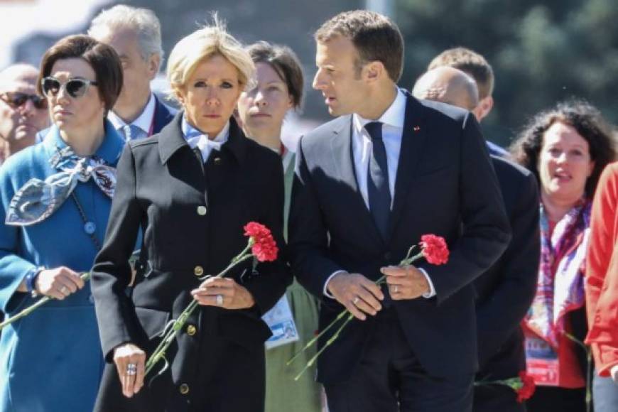 El presidente francés está casado con Brigitte Macron, su ex profesora de la secundaria, 25 años mayor que el.