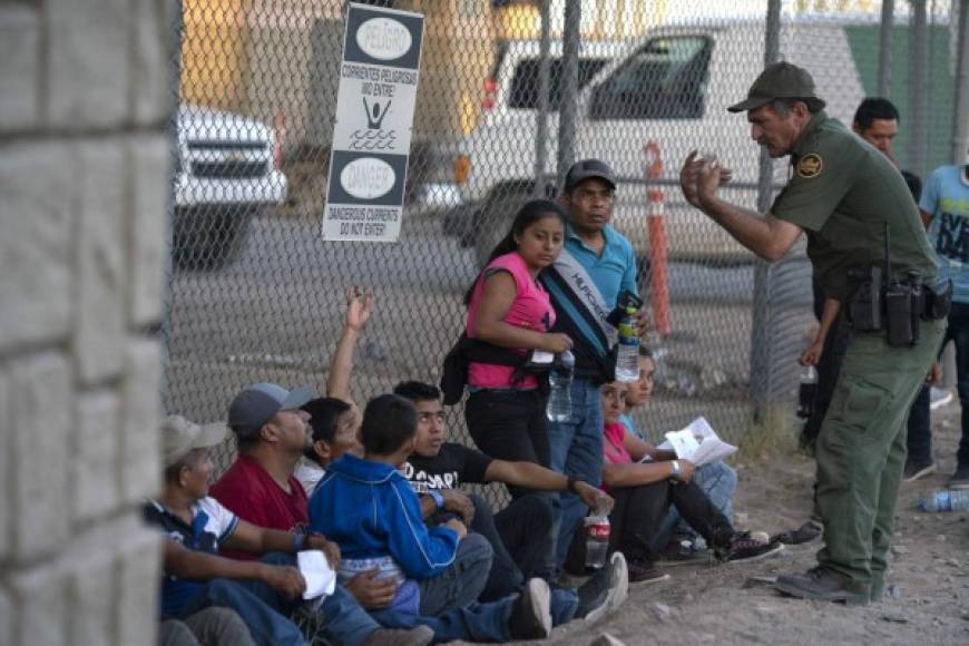 Las autoridades han optado por trasladar a los migrantes vía aérea a otros estados, ante el desborde en las ciudades fronterizas.