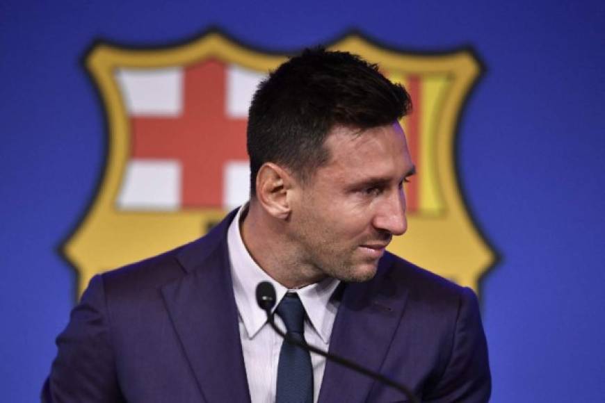 Messi se despidió este domingo entre lágrimas del FC Barcelona, en una conferencia de prensa en la sede del club del que, dijo, nunca imaginó que tendría que irse.
