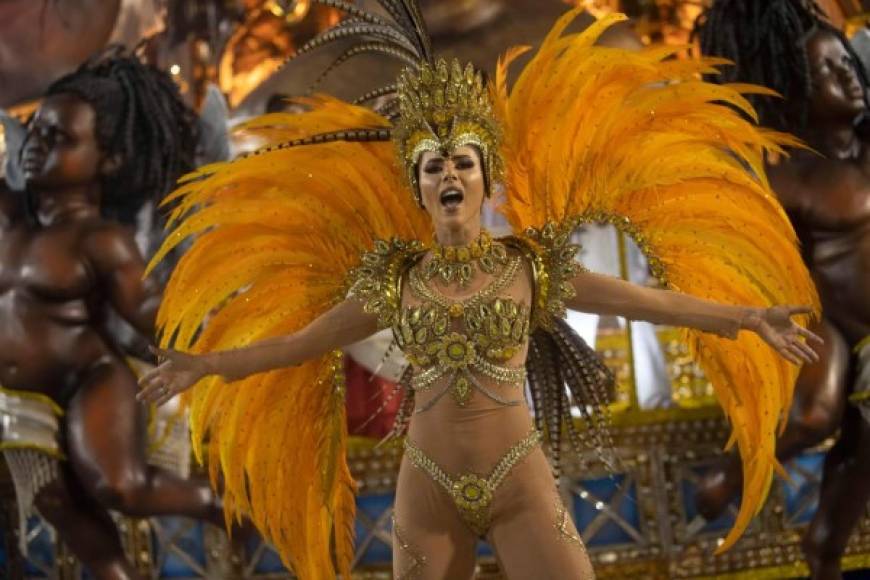 Este año, la crítica política y el enaltecimiento a los héroes anónimos de Brasil, destacó el cierre del Carnaval de Río, la mayor fiesta al aire libre del mundo.