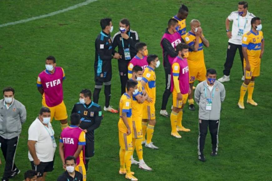 Los jugadores de Tigres observando la celebración del Bayern.