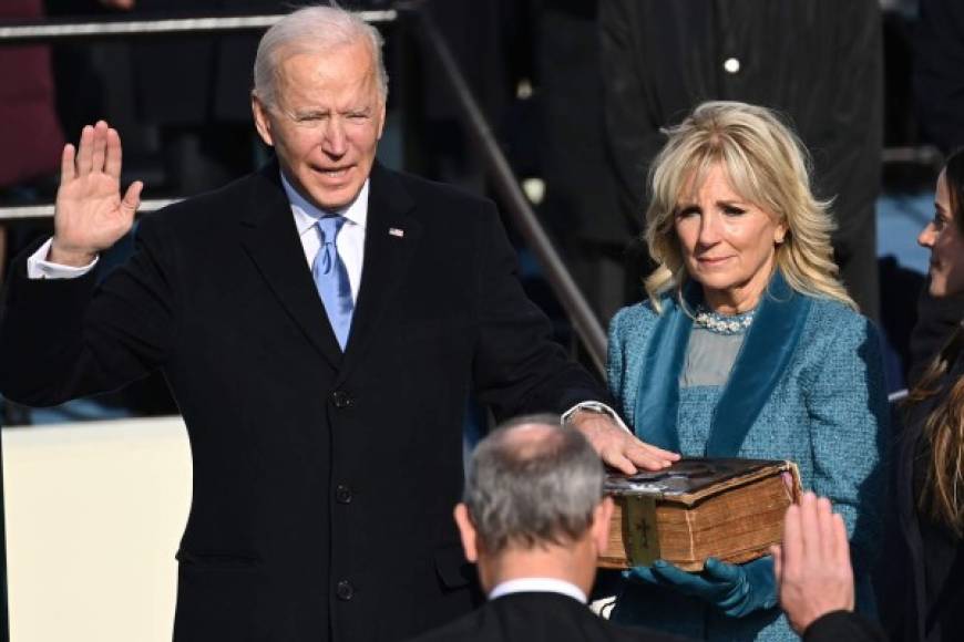 'Así que Dios, ayúdame', exclamó Biden al término del juramento.<br/><br/>Biden juró el cargo sobre la misma Biblia que ha utilizado con ese fin durante toda su carrera política: un enorme tomo que es propiedad de su familia desde 1893 y que mide casi 13 centímetros de ancho (5 pulgadas).