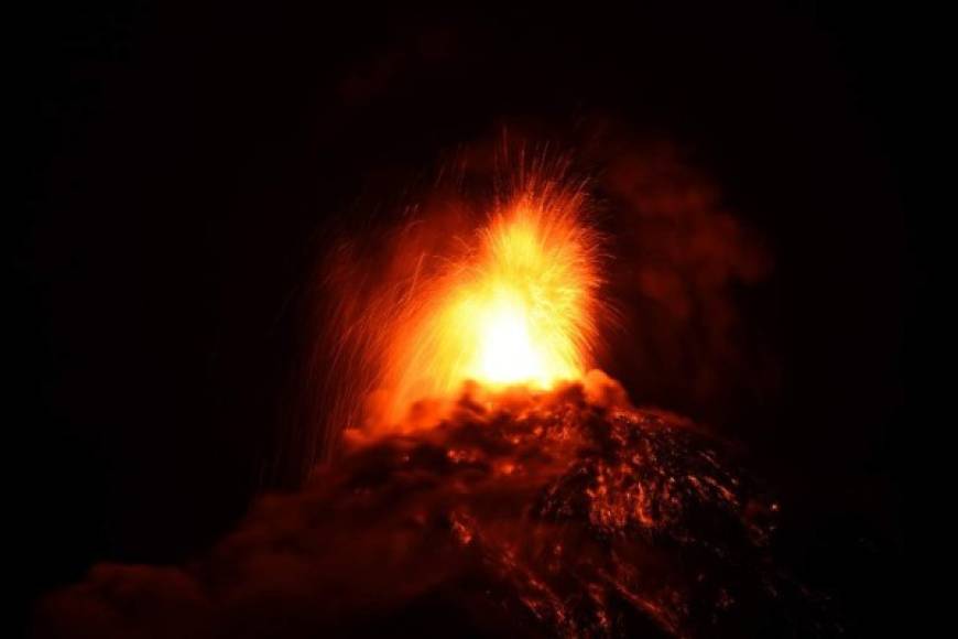 El volcán, de 3.763 metros de altura y ubicado 35 km al suroeste de Ciudad de Guatemala, inició el domingo su quinto ciclo eruptivo en lo que va del año y cerca de la medianoche aumentó la violencia de sus explosiones, lo que también llevó a declarar el alerta roja.