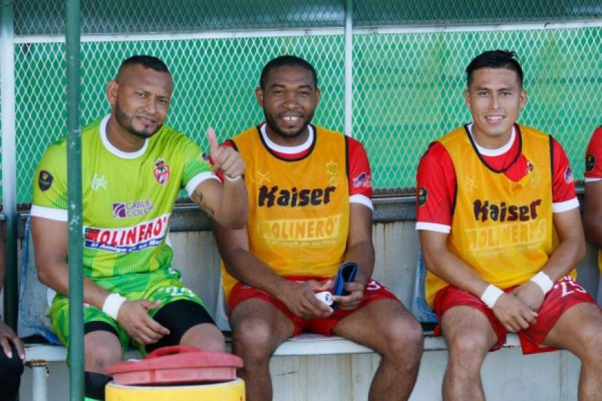 Donaldo Morales, Wilson Palacios y Wilmer Fuentes, muy sonrientes en el banco de suplentes de la Real Sociedad en el Excélsior.