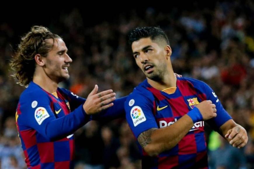 Barcelona's Uruguayan forward Luis Suarez (R) is congratulated by teammate Barcelona's French forward Antoine Griezmann after scoring a goal during the Spanish league football match FC Barcelona against Valencia CF at the Camp Nou stadium in Barcelona on September 14, 2019. (Photo by PAU BARRENA / AFP)