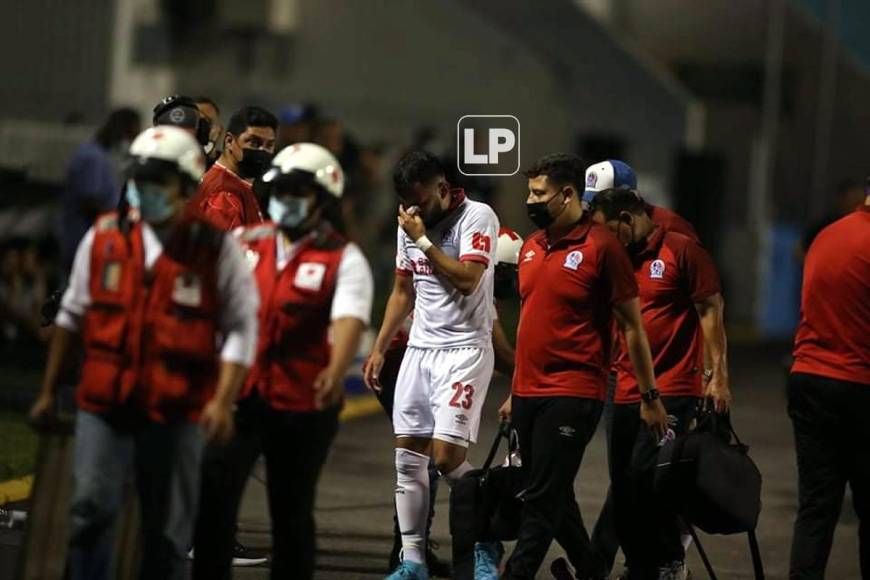 El mediocampista Jorge Álvarez salió lesionado en el primer tiempo del juego Olimpia-Platense tras un fuerte choque con Ofir Padilla.
