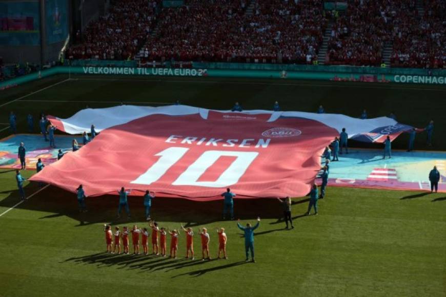 El espectacular mosaico que presentó Dinamarca en la previa del duelo ante Bélgica en homenaje a Eriksen, hospitalizado desde el sábado por el paro cardíaco que sufrió en pleno partido.<br/><br/>Foto AFP