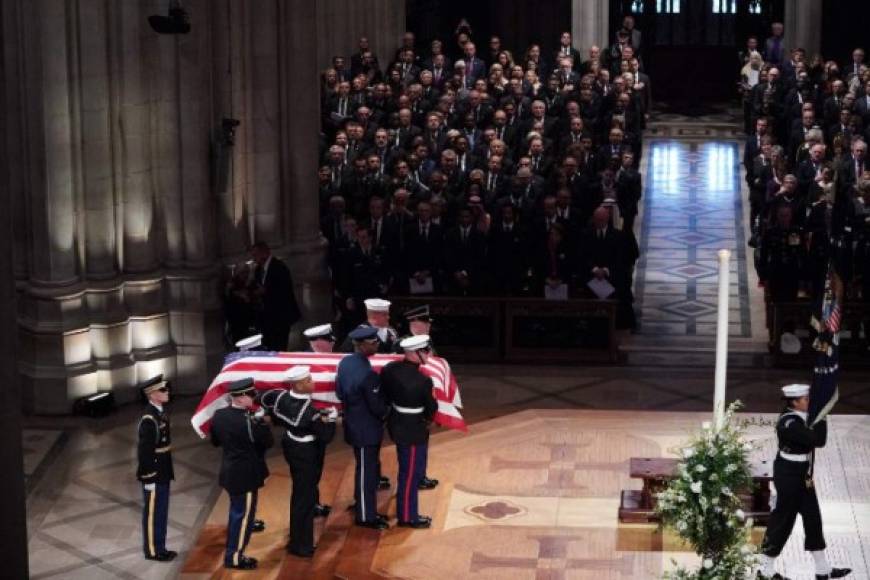 Bush hijo pronunciará una elegía en memoria de su padre durante la misa.