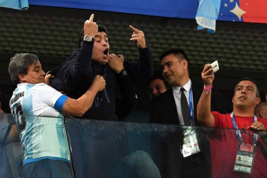 Maradona se volvió loco celebrando la victoria y clasificación de Argentina.