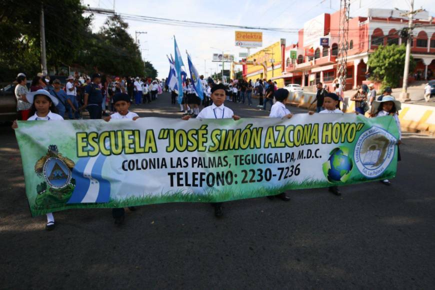 La escuela José Simón Azcona Hoyo, de la colonia Las Palmas, realiza su desfile este domingo en Tegucigalpa. 