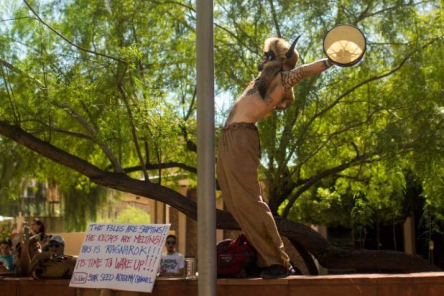 El Q Shaman también estuvo en las protestas de Arizona para exigir que reabran los negocios cerrados por el gobierno como medida para prevenir la propagación del COVID-19.