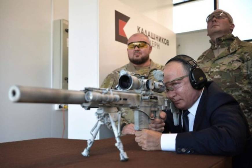 El presidente ruso, Vladímir Putin, demostró hoy su puntería en un campo de tiro a las afueras de Moscú con un rifle de francotirador fabricado por el consorcio Kaláshnikov.