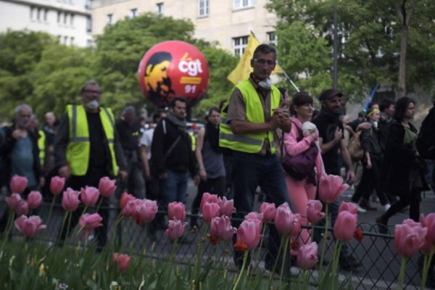 Sindicados y 'chalecos amarillos', que se manifiestan desde hace más de cinco meses contra la política del gobierno, llamaron a participar en el cortejo de la capital y en unas 200 ciudades de Francia.
