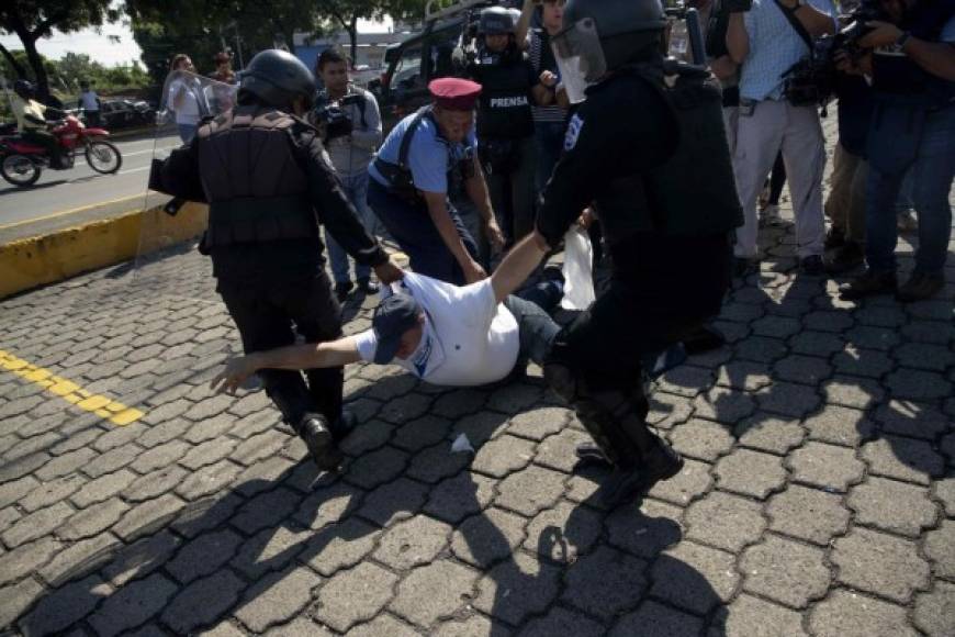 La Policía nicaragüense reprimió a decenas de manifestantes que intentaban iniciar una nueva protesta contra el presidente Daniel Ortega, tras el decreto publicado en septiembre pasado que define como ilegales las manifestaciones públicas que no cuenten con permiso del Gobierno.
