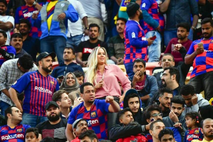 Esta rubia llamó la atención en las gradas del estadio King Abdullah Sports City de Yeda.