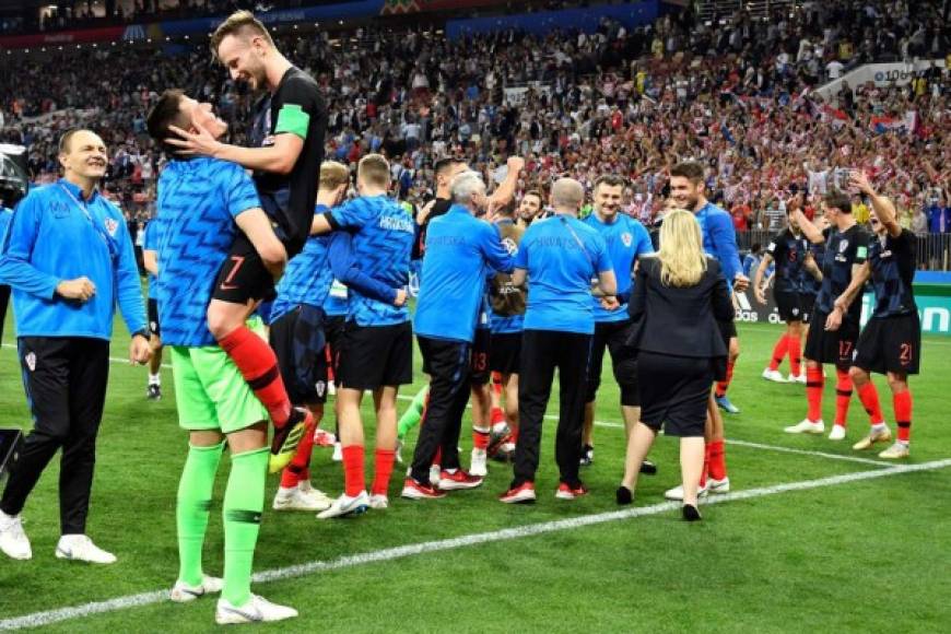 Ivan Rakitic, alzado en brazos por un compañero en la celebración croata.