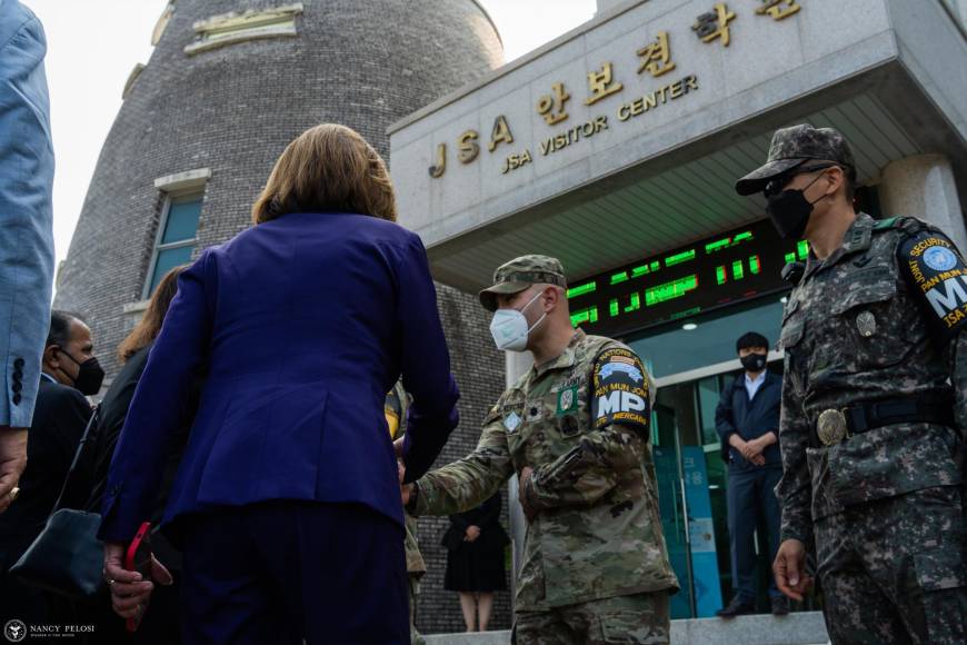 Polémica gira: Pelosi visita la frontera entre las dos Coreas arriesgando enfurecer a Kim Jong Un