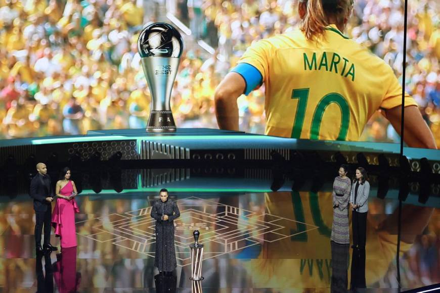 La leyenda del fútbol femenino brasileño Marta recibió un reconocimiento a su brillante carrera.