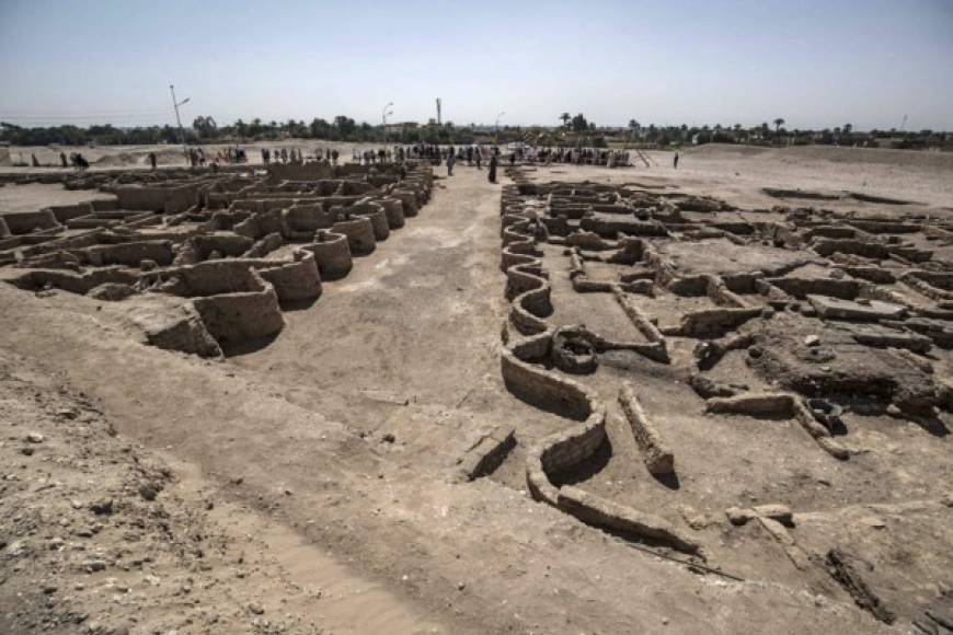 'Hemos encontrado sólo una parte de la ciudad', dijo a la AFP Zahi Hawass, arqueólogo y antiguo ministro de Antigüedades, la mañana del sábado en medio de las ruinas de la antigua ciudad situada en la orilla occidental del Nilo, cerca de Luxor (sur).