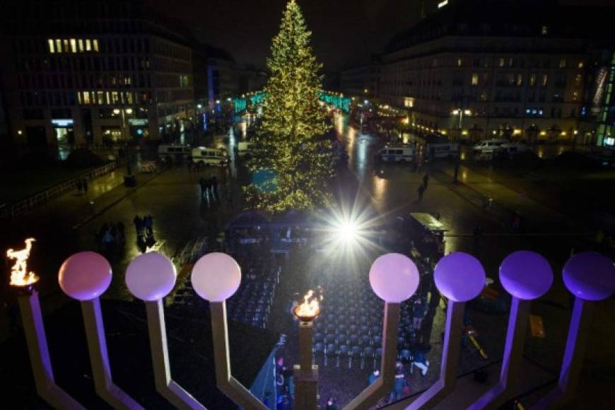 En Berlín, los judíos celebran la Fiesta de las Luces o Luminarias, previo a la Navidad.