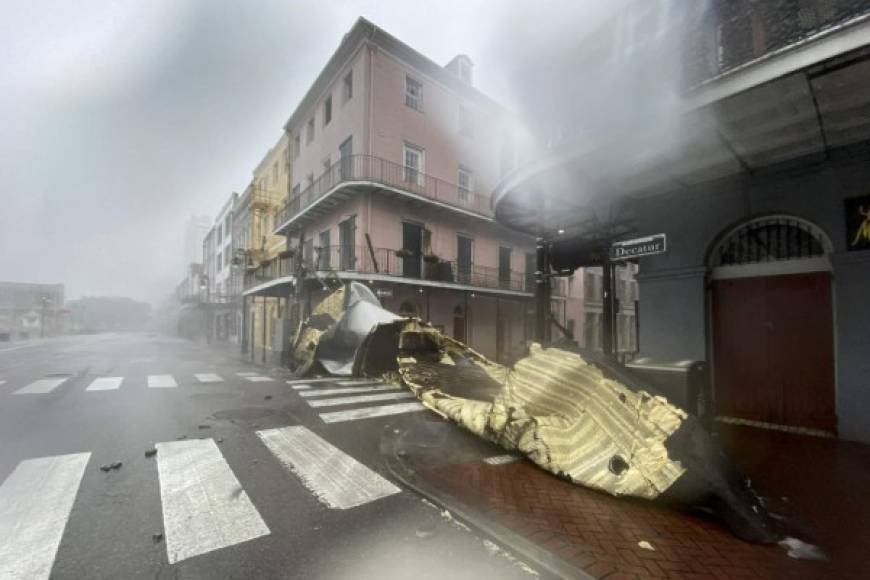 Nueva Orleans se convirtió en una ciudad de ventanas tapiadas y casas rodeadas de bolsas de arena a la espera de este huracán, catalogado por las autoridades como 'extremadamente peligroso'.