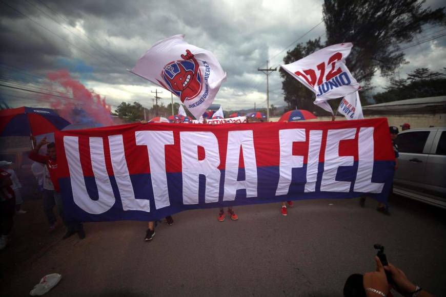 La Ultra Fiel, barra del Olimpia, montó una tremenda fiesta en la previa del partido contra el Génesis en las cercanías del estadio Carlos Miranda de Comayagua.