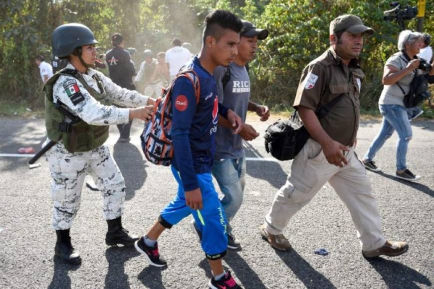 Las tropas militares y policiales dialogaron con los migrantes para que abandonaran de forma voluntaria México y que regresaran a Guatemala; sin embargo, cientos de migrantes se opusieron y pidieron les dieran libre tránsito para llegar a la frontera norte que comparten con Estados Unidos.