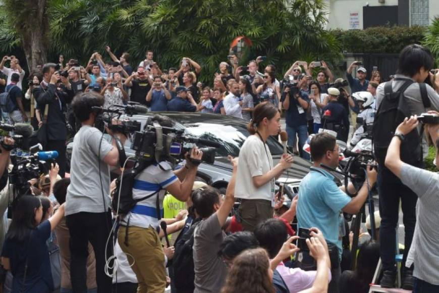 Periodistas y transeúntes se acercaron a tomar fotografías del convoy del líder norcoreano.
