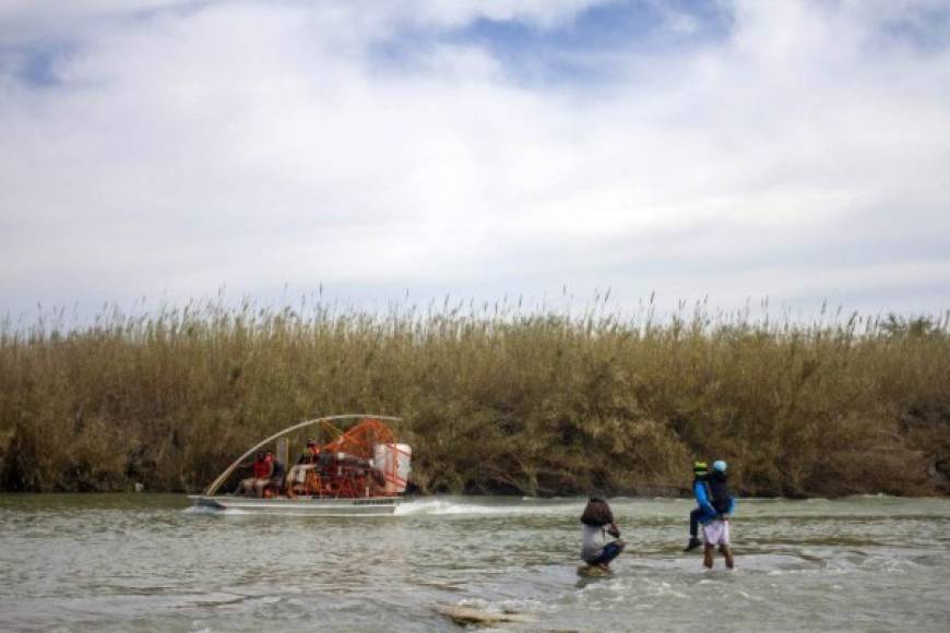 En tanto, una nueva caravana de migrantes ingresó este miércoles a Chiapas a la espera de iniciar su recorrido hacia Piedras Negras, donde los hondureños siguen arriesgando sus vidas y las de sus familias al lanzarse al río Bravo.