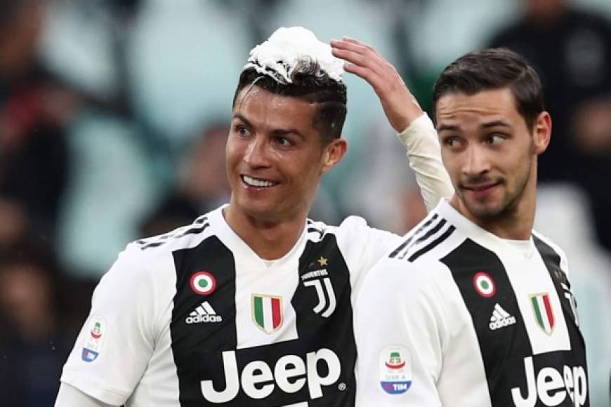 A Cristiano Ronaldo lo llenaron de espuma en los festejos de la Juventus.