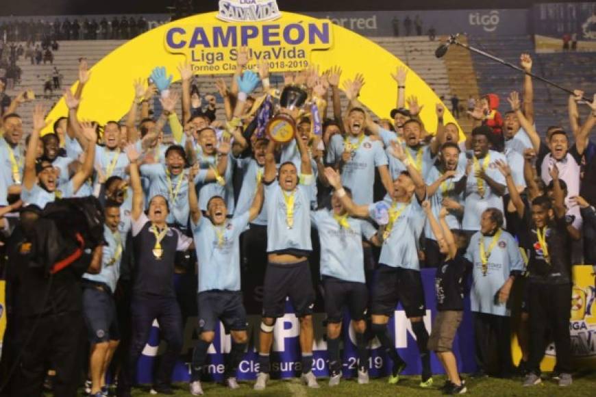 Así alzó el capitán motagüense Juan Pablo Montes la Copa de campeones.