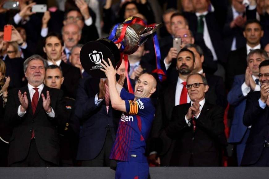 7. Andrés Iniesta (Barcelona) 32 títulos.