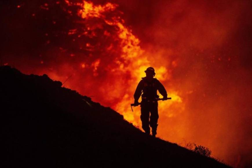 El gigantesco incendio en el noreste de California (EE.UU.) superó este domingo las 99.000 hectáreas calcinadas y ya es el undécimo mayor jamás registrado en la historia del estado.