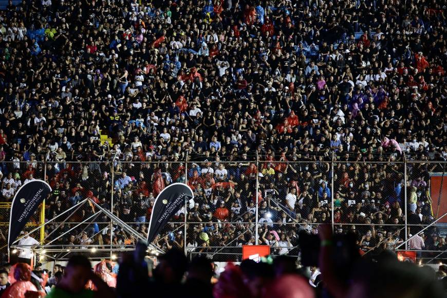 Así de lleno lucía el estadio Francisco Morazán anoche, durante la presentación de Ricardo Arjona. 