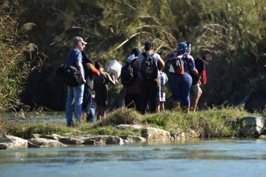 Tras la declaración de emergencia de Trump para financiar un extenso muro en la frontera sur y evitar así que los migrantes crucen ilegalmente a Estados Unidos desde México, decenas de centroamericanos buscan acelerar su ingreso a EEUU a través del Río Bravo.