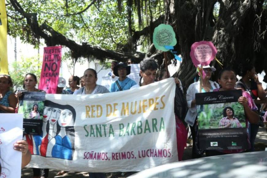Mujeres sampedranas protestan hoy frente al Ministerio Público exigiendo justicia.