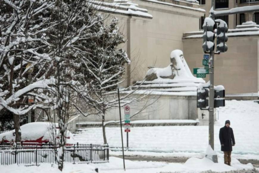 Washington, una de las ciudades más afectadas por el cierre de Gobierno de EEUU, canceló las clases y cerró las oficinas federales por la tormenta.