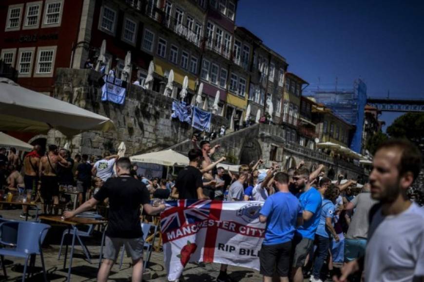 Los incidentes se produjeron tras el cierre de bares y restaurantes en las calles de Oporto, Portugal.