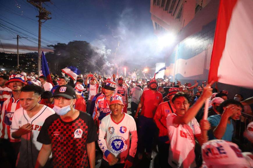 La Ultra Fiel se hizo presente en las afueras del estadio Nacional Chelato Uclés y antes de ingresar montó su show.