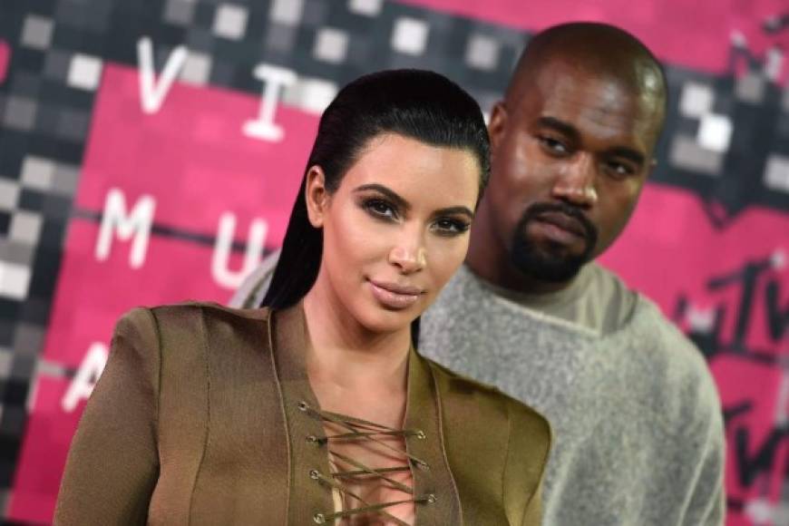 Kanye West y Kim Kardashian negocian discretamente la disolución de su matrimonio con la abogada Laura Wasser. El rapero, de 43 años, y la influencer, de 40, firmaron según el sitio Radar Online, unas capitulaciones matrimoniales en marzo de 2014.