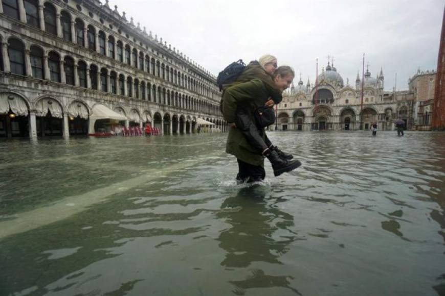 La subida de las mareas en Venecia dejó cerca del 50 % de la ciudad inundada, un fenómeno que se extenderá hasta el próximo sábado, lo que preocupa a los expertos por los daños que pueda causar.