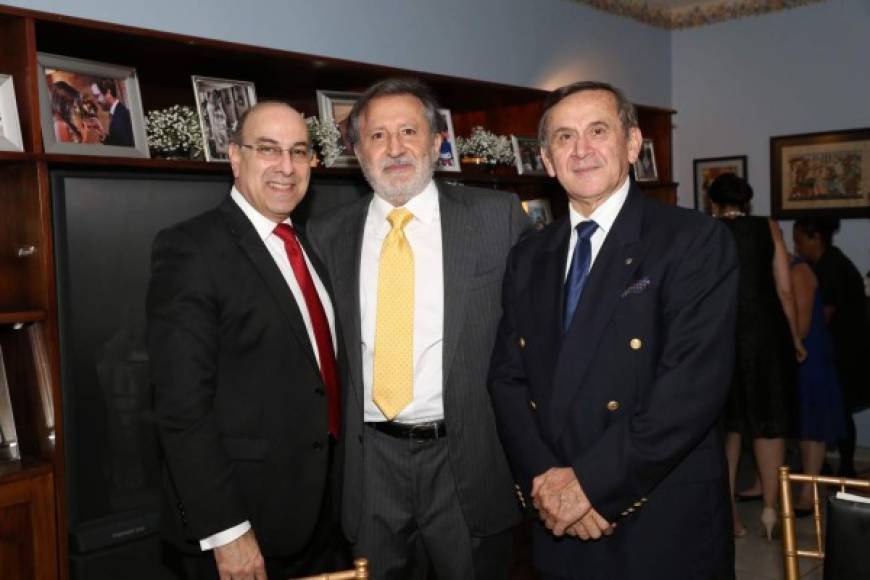 Oswaldo Kafati con Edwin y Luis Velásquez.
