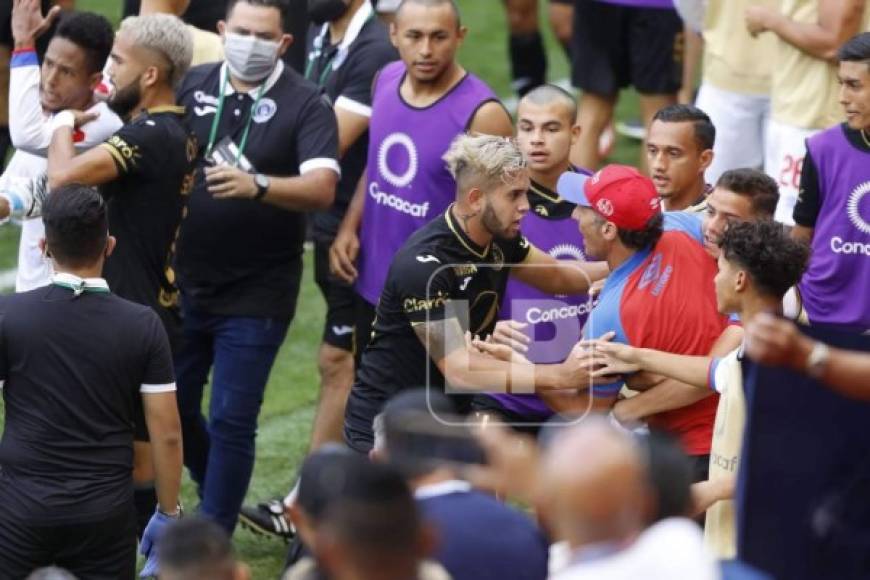 Pedro Troglio mientras era controlado por sus jugadores y el motagüense Josué Villafranca le pedía calma.