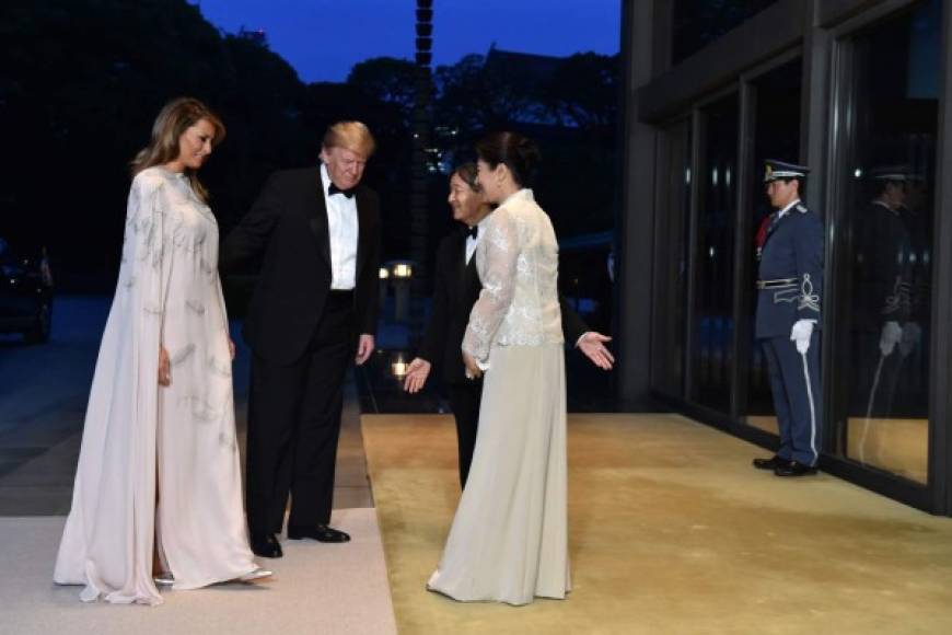 Donald y Melania Trump se encuentran en Japón en una visita de Estado a uno de los principales aliados de Estados Unidos, donde se reunieron con el nuevo emperador japonés, Nahurito, que ascendió al trono de Crisantemo tras la abdicación de su padre, Akihito.
