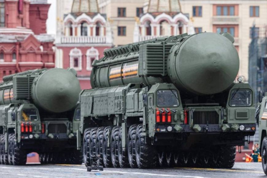 Putin exhibe los poderosos misiles rusos y advierte a sus enemigos con desfile militar
